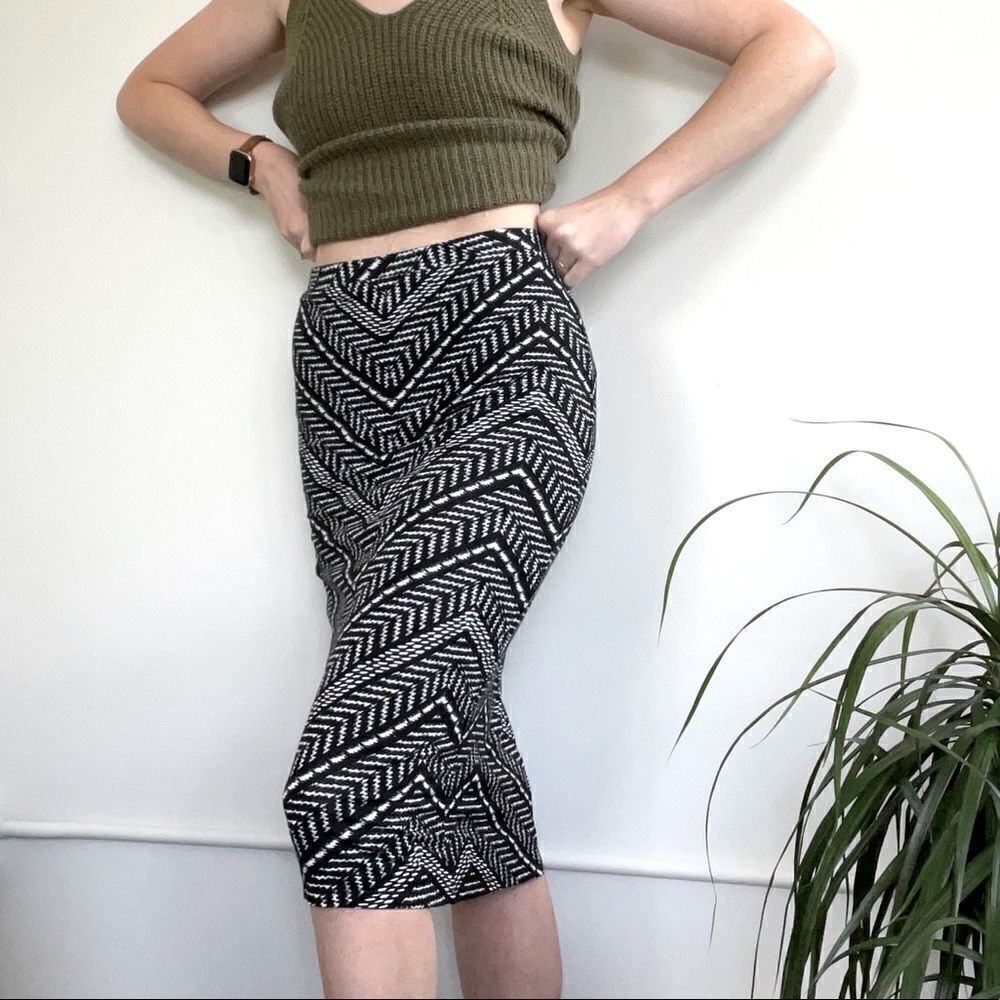 Matty M Black and White Pattern Midi Skirt Pull-on Style Medium